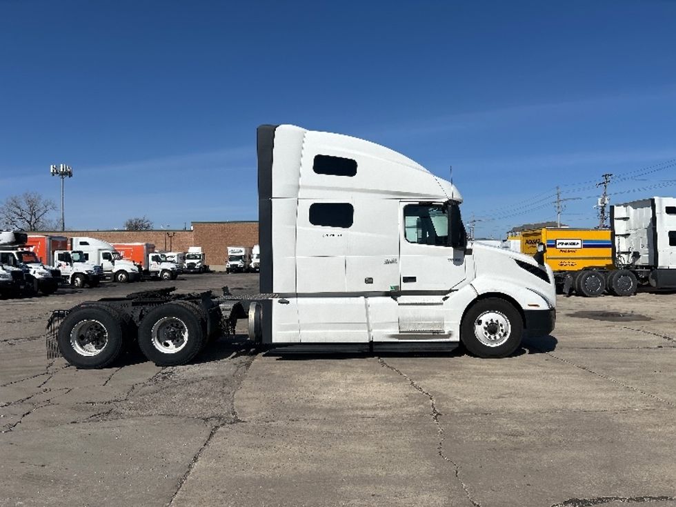 Sleeper Tractor-Heavy Duty Tractors-Volvo-2023-VNL64760-Chicago (Chicago Ridge)-IL-742,998\n\t\tmiles-$ 51,500 - Image 8