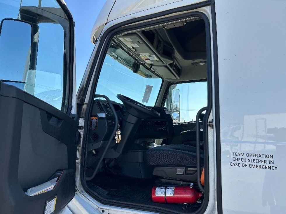 Sleeper Tractor-Heavy Duty Tractors-Volvo-2023-VNL64760-Chicago (Chicago Ridge)-IL-742,998\n\t\tmiles-$ 51,500 - Image 9