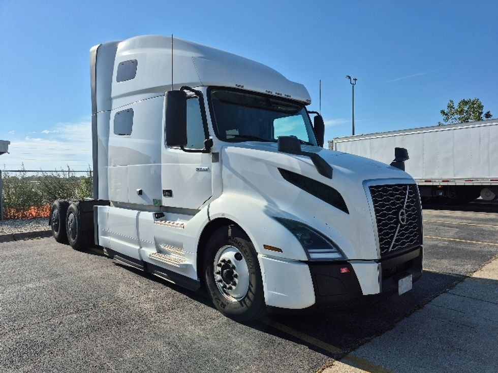 Sleeper Tractor-Heavy Duty Tractors-Volvo-2023-VNL64760-Chicago (Chicago Ridge)-IL-746,427\n\t\tmiles-$ 68,750 - Image 1