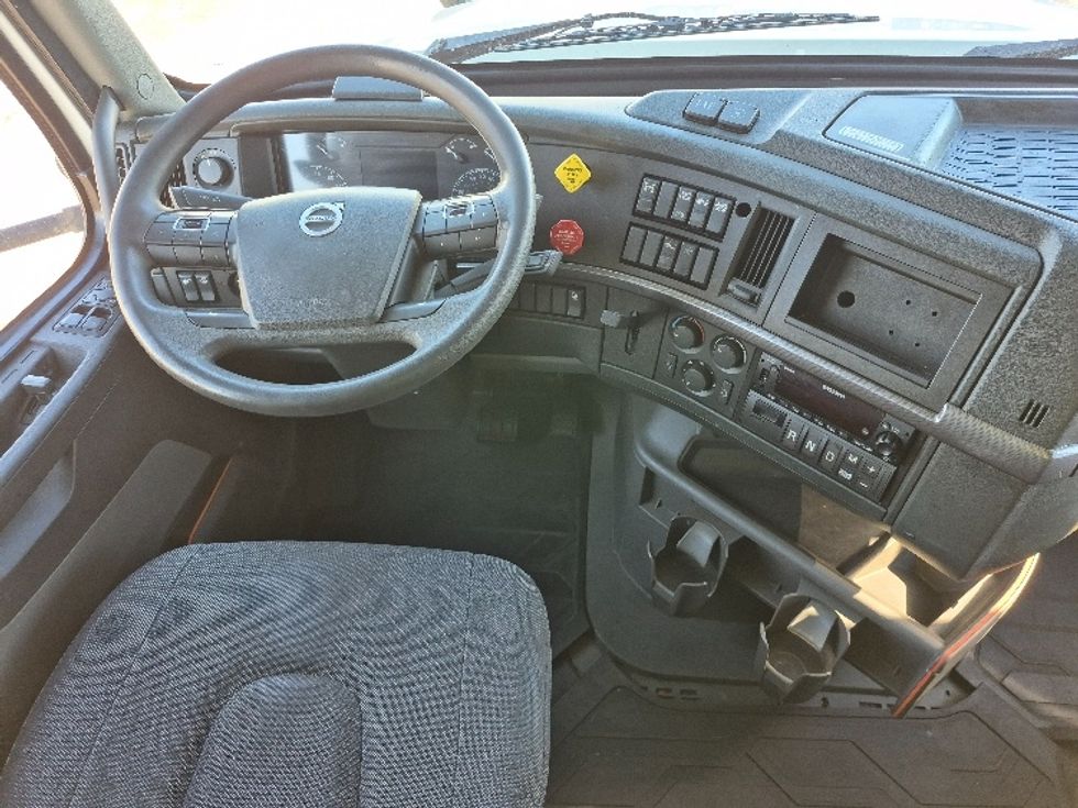 Sleeper Tractor-Heavy Duty Tractors-Volvo-2023-VNL64760-Chicago (Chicago Ridge)-IL-746,427\n\t\tmiles-$ 68,750 - Image 11