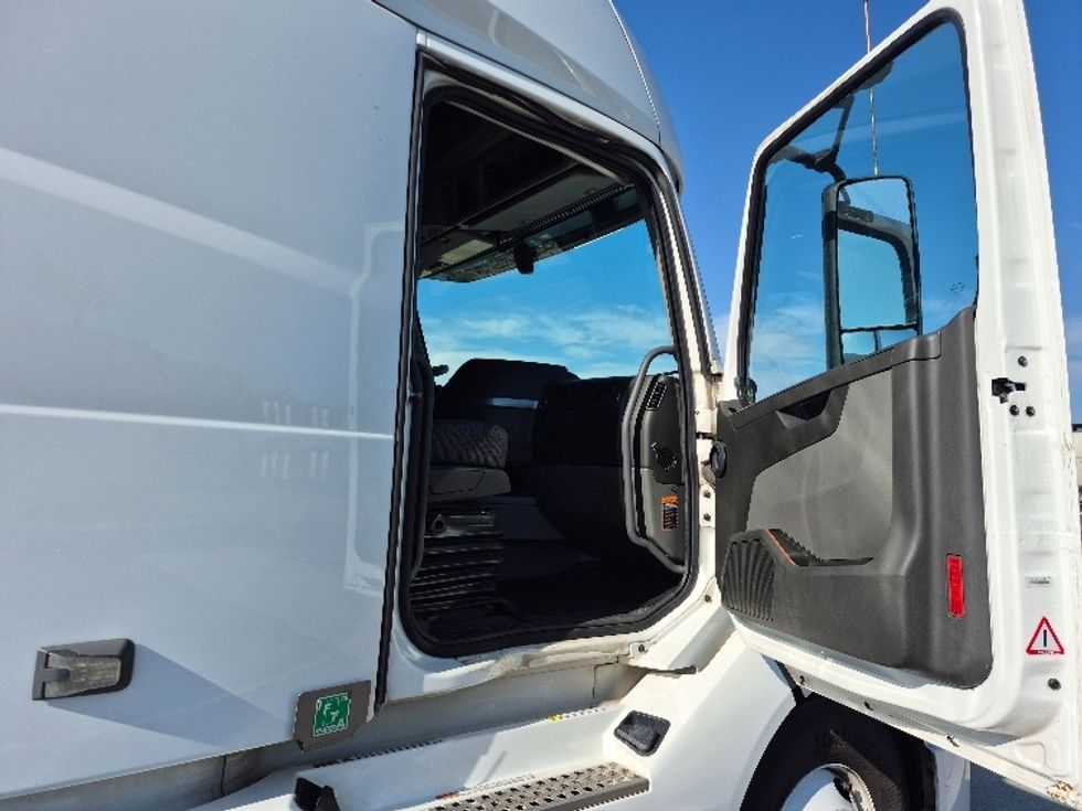 Sleeper Tractor-Heavy Duty Tractors-Volvo-2023-VNL64760-Chicago (Chicago Ridge)-IL-746,427\n\t\tmiles-$ 68,750 - Image 13