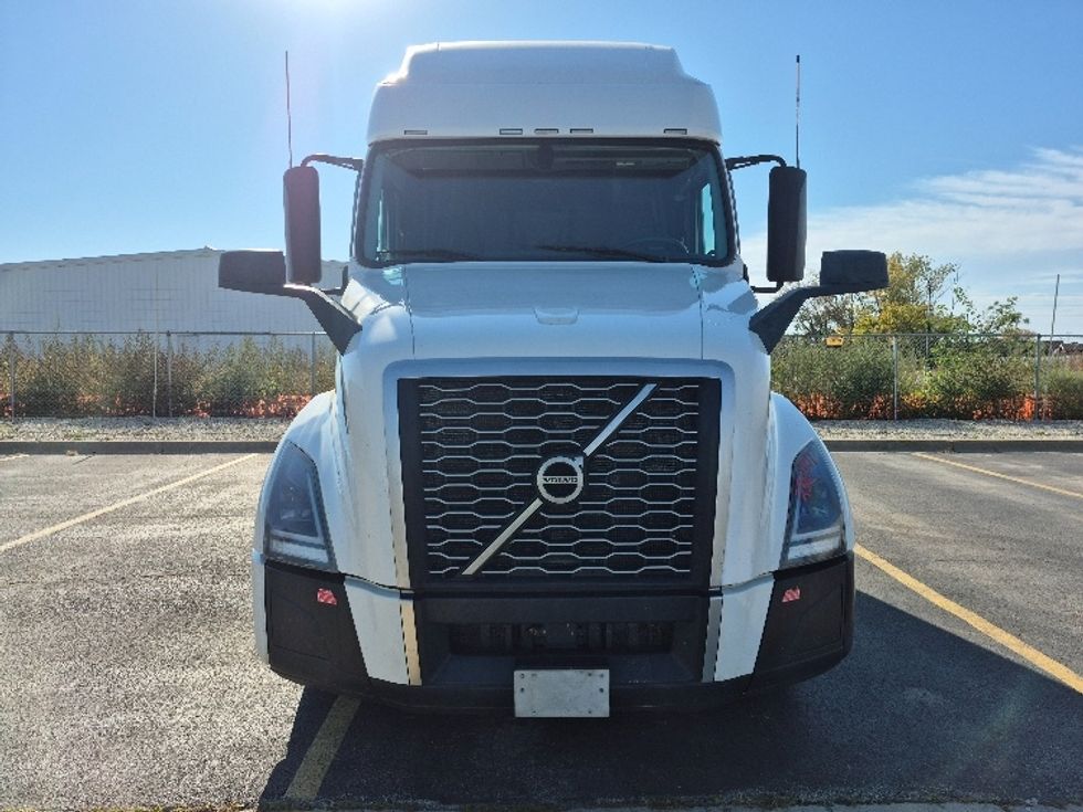 Sleeper Tractor-Heavy Duty Tractors-Volvo-2023-VNL64760-Chicago (Chicago Ridge)-IL-746,427\n\t\tmiles-$ 68,750 - Image 2