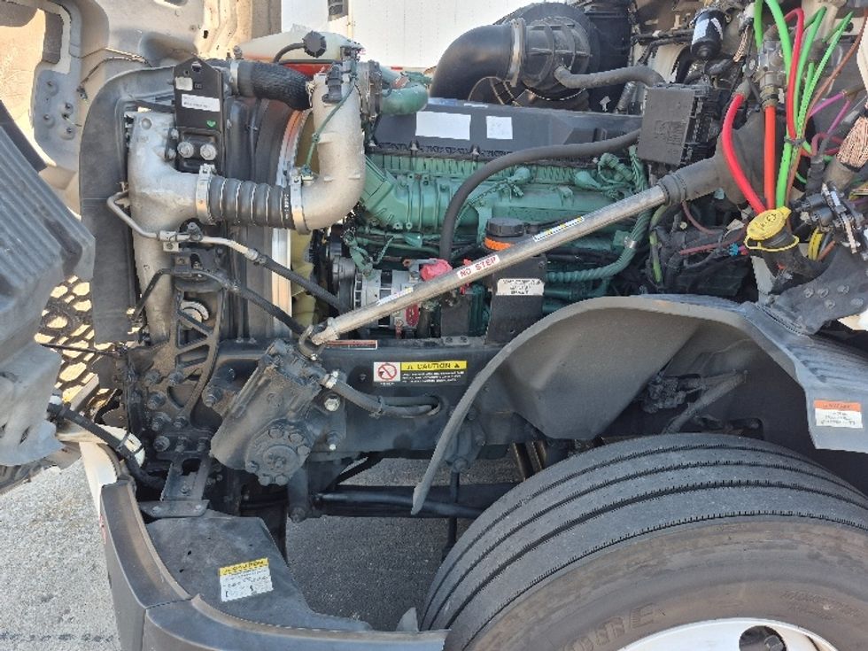 Sleeper Tractor-Heavy Duty Tractors-Volvo-2023-VNL64760-Chicago (Chicago Ridge)-IL-746,427\n\t\tmiles-$ 68,750 - Image 21