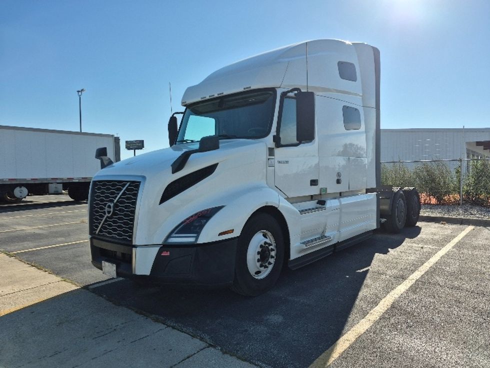 Sleeper Tractor-Heavy Duty Tractors-Volvo-2023-VNL64760-Chicago (Chicago Ridge)-IL-746,427\n\t\tmiles-$ 68,750 - Image 3