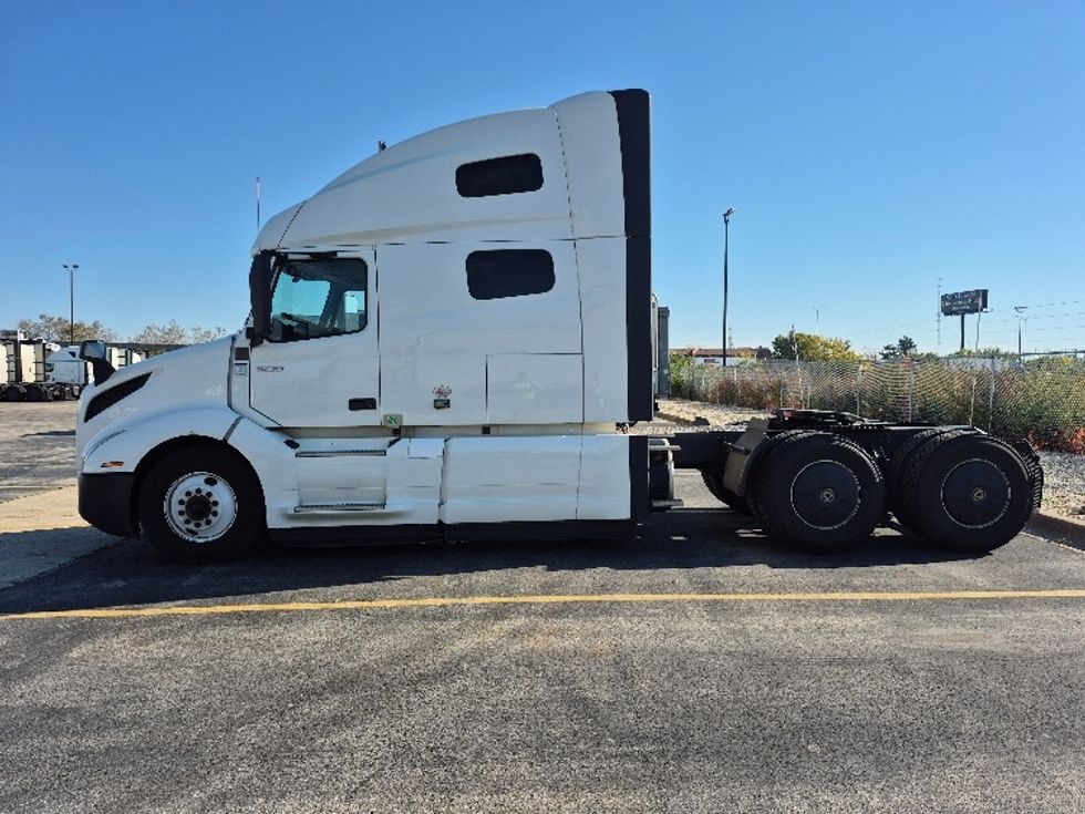 Sleeper Tractor-Heavy Duty Tractors-Volvo-2023-VNL64760-Chicago (Chicago Ridge)-IL-746,427\n\t\tmiles-$ 68,750 - Image 4