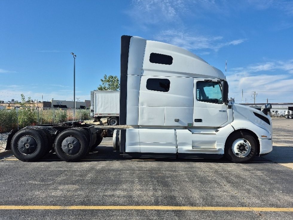 Sleeper Tractor-Heavy Duty Tractors-Volvo-2023-VNL64760-Chicago (Chicago Ridge)-IL-746,427\n\t\tmiles-$ 68,750 - Image 8