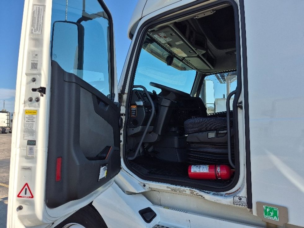 Sleeper Tractor-Heavy Duty Tractors-Volvo-2023-VNL64760-Chicago (Chicago Ridge)-IL-746,427\n\t\tmiles-$ 68,750 - Image 9