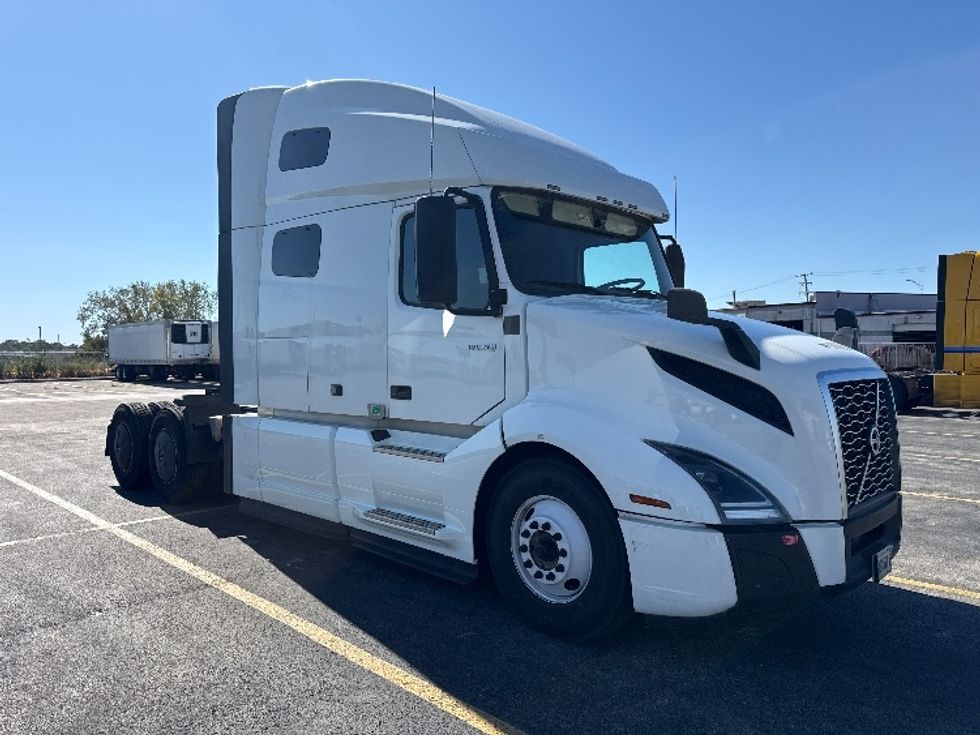 Sleeper Tractor-Heavy Duty Tractors-Volvo-2023-VNL64760-Chicago (Chicago Ridge)-IL-746,591\n\t\tmiles-$ 62,750 - Image 1