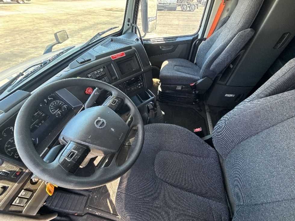 Sleeper Tractor-Heavy Duty Tractors-Volvo-2023-VNL64760-Chicago (Chicago Ridge)-IL-746,591\n\t\tmiles-$ 62,750 - Image 10