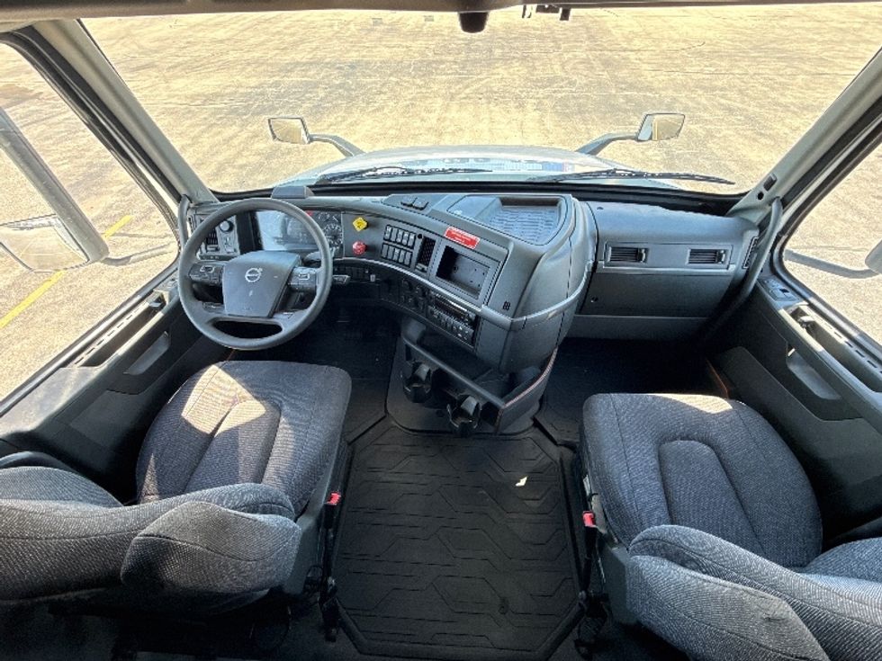 Sleeper Tractor-Heavy Duty Tractors-Volvo-2023-VNL64760-Chicago (Chicago Ridge)-IL-746,591\n\t\tmiles-$ 62,750 - Image 12