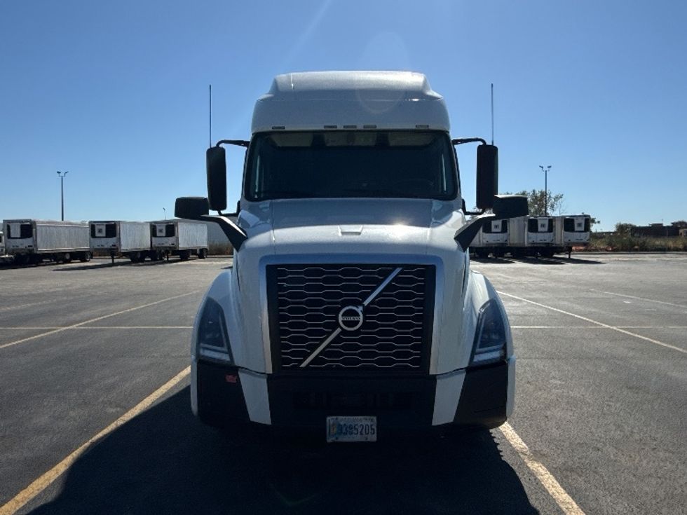 Sleeper Tractor-Heavy Duty Tractors-Volvo-2023-VNL64760-Chicago (Chicago Ridge)-IL-746,591\n\t\tmiles-$ 62,750 - Image 2