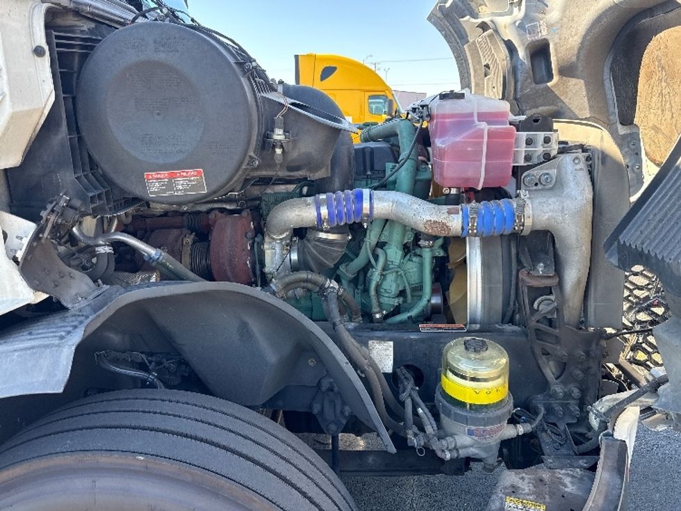 Sleeper Tractor-Heavy Duty Tractors-Volvo-2023-VNL64760-Chicago (Chicago Ridge)-IL-746,591\n\t\tmiles-$ 62,750 - Image 20