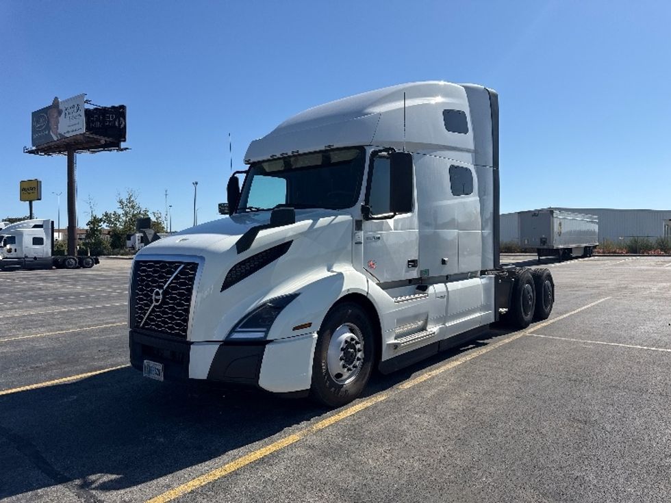 Sleeper Tractor-Heavy Duty Tractors-Volvo-2023-VNL64760-Chicago (Chicago Ridge)-IL-746,591\n\t\tmiles-$ 62,750 - Image 3