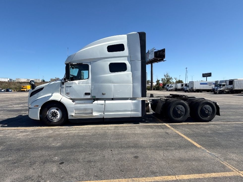 Sleeper Tractor-Heavy Duty Tractors-Volvo-2023-VNL64760-Chicago (Chicago Ridge)-IL-746,591\n\t\tmiles-$ 62,750 - Image 4