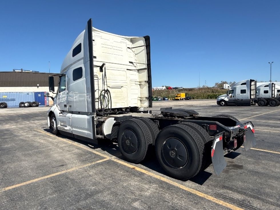 Sleeper Tractor-Heavy Duty Tractors-Volvo-2023-VNL64760-Chicago (Chicago Ridge)-IL-746,591\n\t\tmiles-$ 62,750 - Image 5