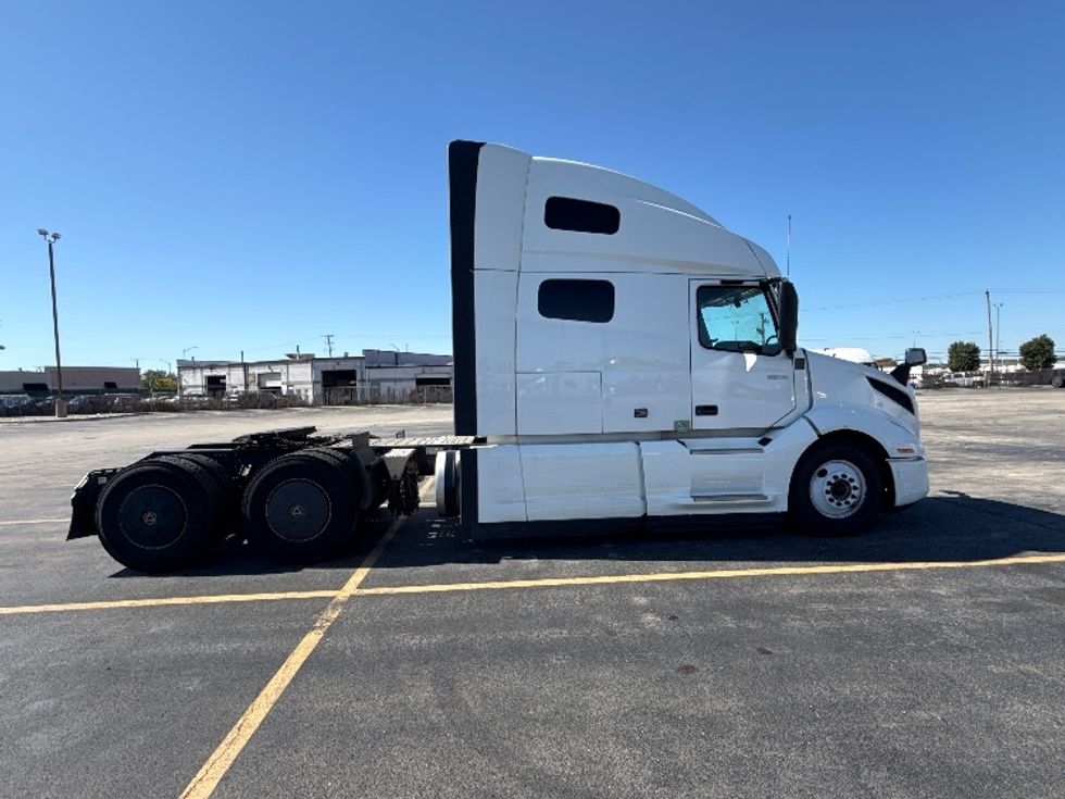 Sleeper Tractor-Heavy Duty Tractors-Volvo-2023-VNL64760-Chicago (Chicago Ridge)-IL-746,591\n\t\tmiles-$ 62,750 - Image 8