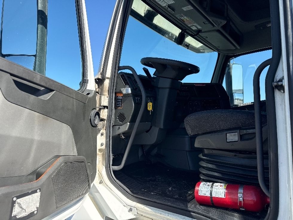 Sleeper Tractor-Heavy Duty Tractors-Volvo-2023-VNL64760-Chicago (Chicago Ridge)-IL-746,591\n\t\tmiles-$ 62,750 - Image 9