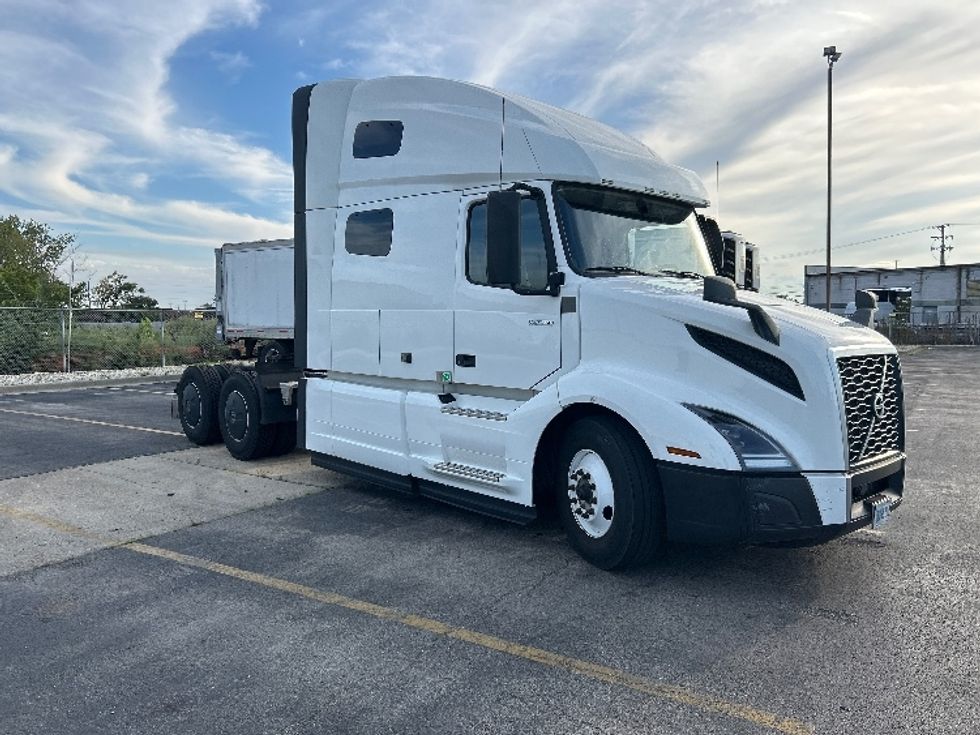 Sleeper Tractor-Heavy Duty Tractors-Volvo-2023-VNL64760-Chicago (Chicago Ridge)-IL-757,040\n\t\tmiles-$ 64,750 - Image 1