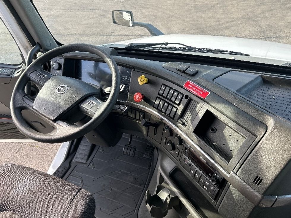 Sleeper Tractor-Heavy Duty Tractors-Volvo-2023-VNL64760-Chicago (Chicago Ridge)-IL-757,040\n\t\tmiles-$ 64,750 - Image 11