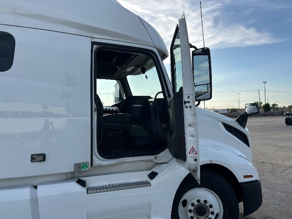 Sleeper Tractor-Heavy Duty Tractors-Volvo-2023-VNL64760-Chicago (Chicago Ridge)-IL-757,040\n\t\tmiles-$ 64,750 - Image 13