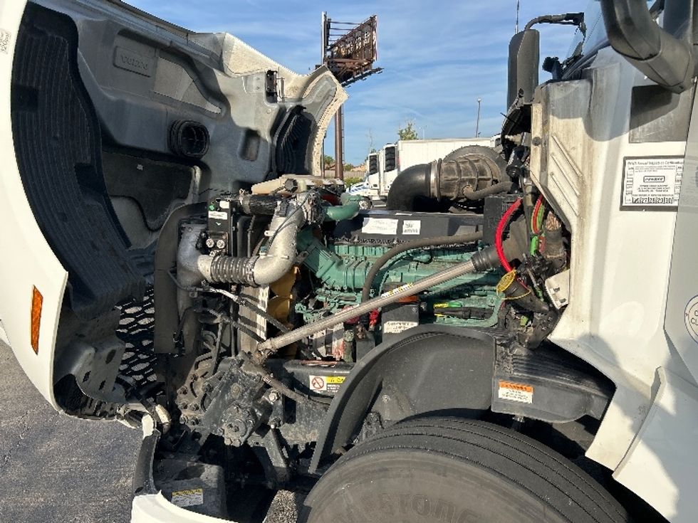Sleeper Tractor-Heavy Duty Tractors-Volvo-2023-VNL64760-Chicago (Chicago Ridge)-IL-757,040\n\t\tmiles-$ 64,750 - Image 21
