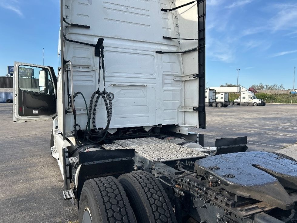 Sleeper Tractor-Heavy Duty Tractors-Volvo-2023-VNL64760-Chicago (Chicago Ridge)-IL-757,040\n\t\tmiles-$ 64,750 - Image 22