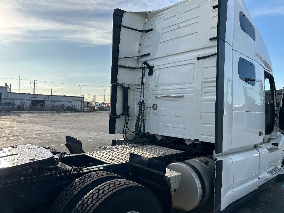 Sleeper Tractor-Heavy Duty Tractors-Volvo-2023-VNL64760-Chicago (Chicago Ridge)-IL-757,040\n\t\tmiles-$ 64,750 - Image 23