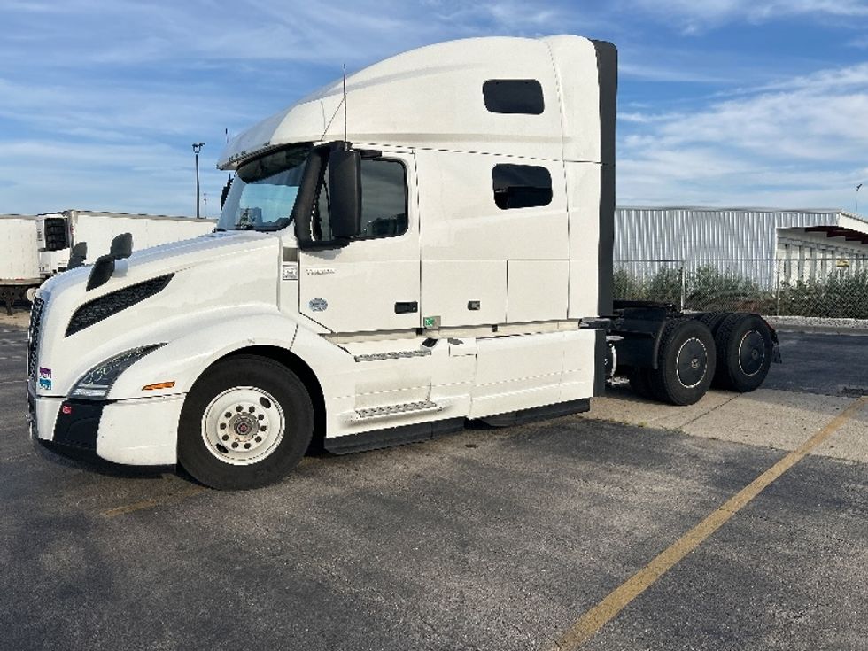 Sleeper Tractor-Heavy Duty Tractors-Volvo-2023-VNL64760-Chicago (Chicago Ridge)-IL-757,040\n\t\tmiles-$ 64,750 - Image 3