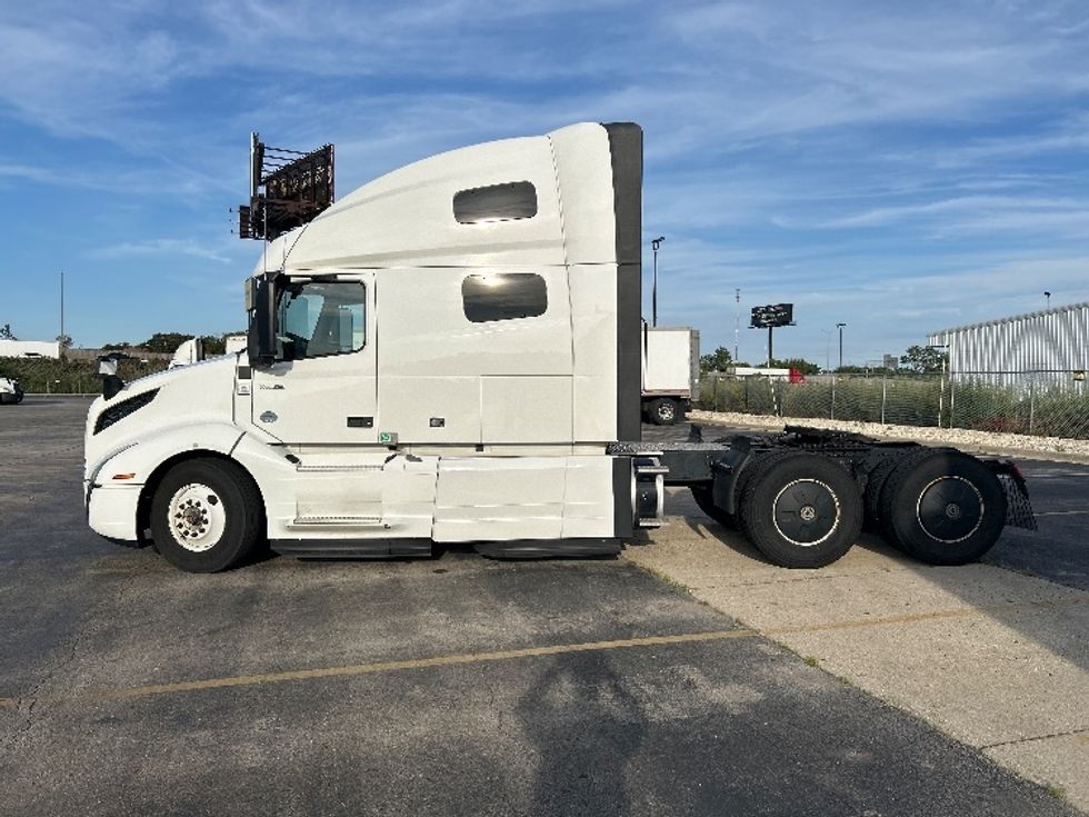 Sleeper Tractor-Heavy Duty Tractors-Volvo-2023-VNL64760-Chicago (Chicago Ridge)-IL-757,040\n\t\tmiles-$ 64,750 - Image 4