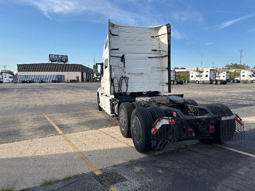 Sleeper Tractor-Heavy Duty Tractors-Volvo-2023-VNL64760-Chicago (Chicago Ridge)-IL-757,040\n\t\tmiles-$ 64,750 - Image 5