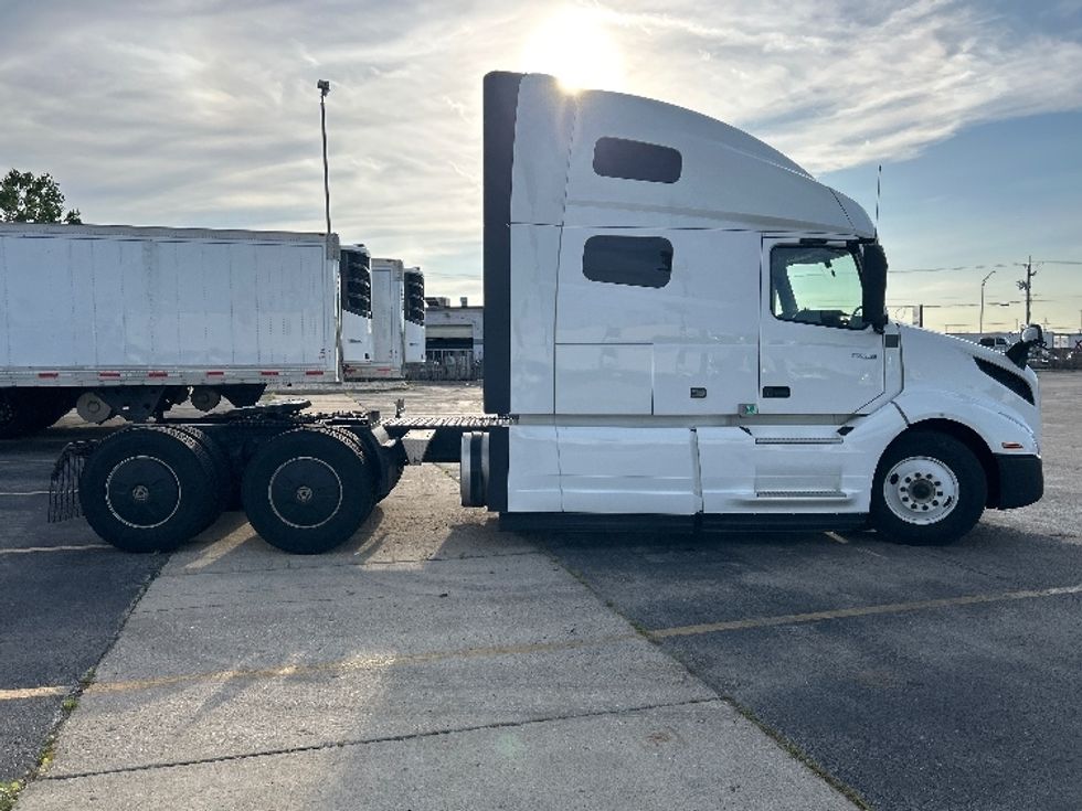Sleeper Tractor-Heavy Duty Tractors-Volvo-2023-VNL64760-Chicago (Chicago Ridge)-IL-757,040\n\t\tmiles-$ 64,750 - Image 8