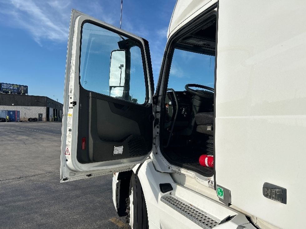 Sleeper Tractor-Heavy Duty Tractors-Volvo-2023-VNL64760-Chicago (Chicago Ridge)-IL-757,040\n\t\tmiles-$ 64,750 - Image 9