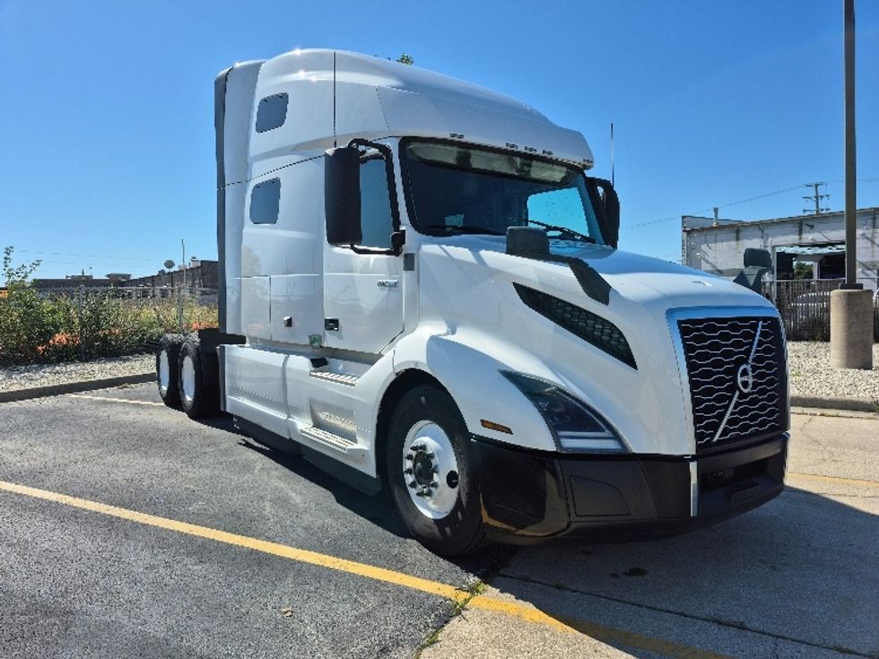 Sleeper Tractor-Heavy Duty Tractors-Volvo-2023-VNL64760-Chicago (Chicago Ridge)-IL-763,674\n\t\tmiles-$ 61,000 - Image 1