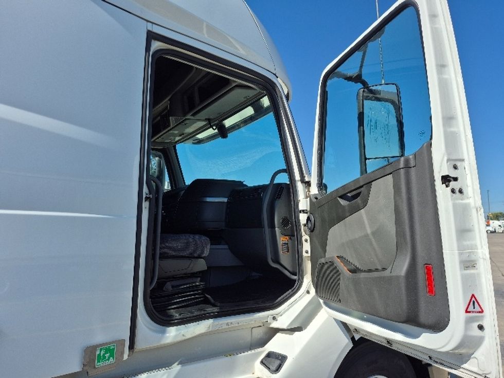 Sleeper Tractor-Heavy Duty Tractors-Volvo-2023-VNL64760-Chicago (Chicago Ridge)-IL-763,674\n\t\tmiles-$ 61,000 - Image 13