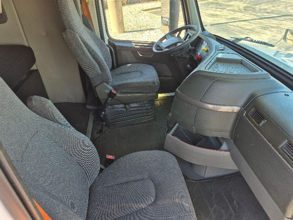 Sleeper Tractor-Heavy Duty Tractors-Volvo-2023-VNL64760-Chicago (Chicago Ridge)-IL-763,674\n\t\tmiles-$ 61,000 - Image 15