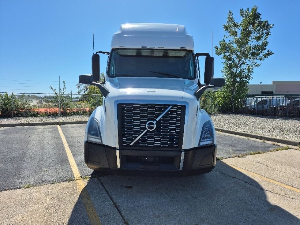 Sleeper Tractor-Heavy Duty Tractors-Volvo-2023-VNL64760-Chicago (Chicago Ridge)-IL-763,674\n\t\tmiles-$ 61,000 - Image 2
