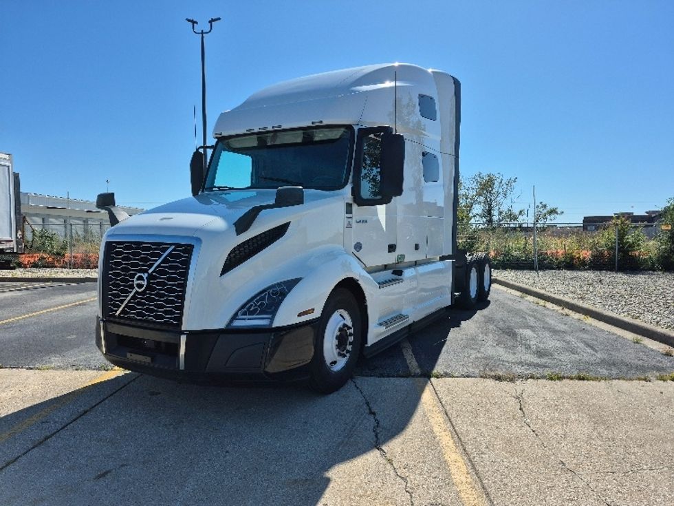 Sleeper Tractor-Heavy Duty Tractors-Volvo-2023-VNL64760-Chicago (Chicago Ridge)-IL-763,674\n\t\tmiles-$ 61,000 - Image 3