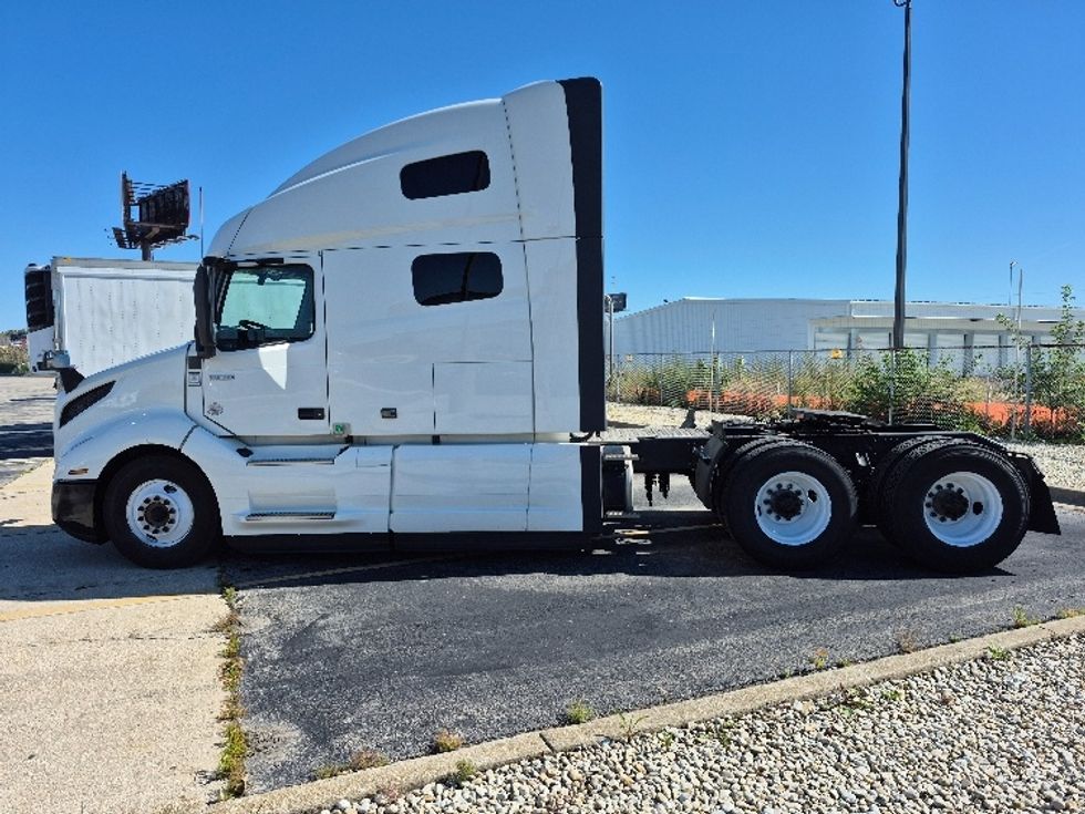Sleeper Tractor-Heavy Duty Tractors-Volvo-2023-VNL64760-Chicago (Chicago Ridge)-IL-763,674\n\t\tmiles-$ 61,000 - Image 4