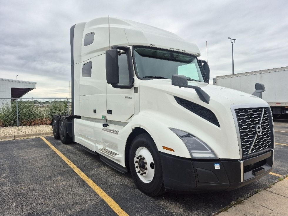 Sleeper Tractor-Heavy Duty Tractors-Volvo-2023-VNL64760-Chicago (Chicago Ridge)-IL-768,595\n\t\tmiles-$ 63,500 - Image 1