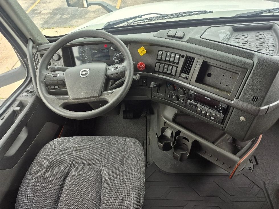 Sleeper Tractor-Heavy Duty Tractors-Volvo-2023-VNL64760-Chicago (Chicago Ridge)-IL-768,595\n\t\tmiles-$ 63,500 - Image 11