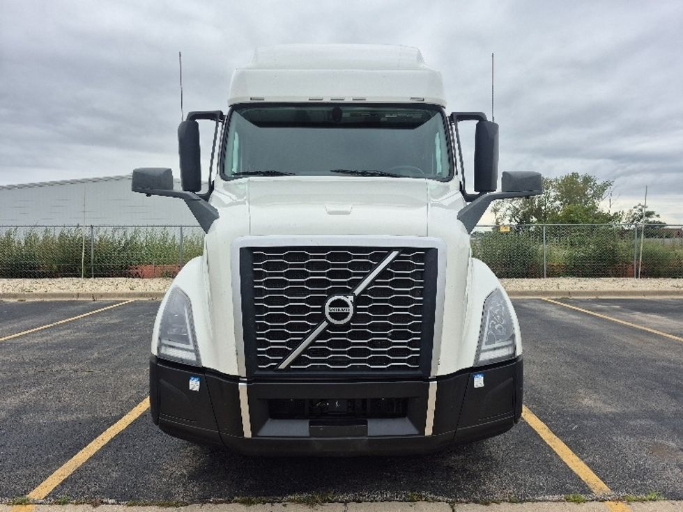 Sleeper Tractor-Heavy Duty Tractors-Volvo-2023-VNL64760-Chicago (Chicago Ridge)-IL-768,595\n\t\tmiles-$ 63,500 - Image 2