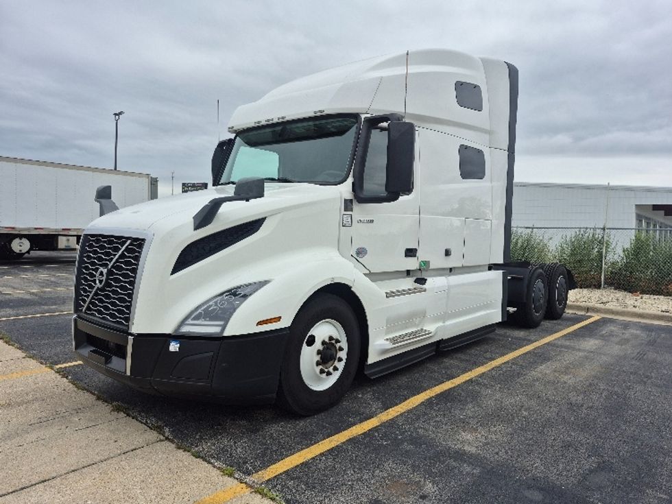 Sleeper Tractor-Heavy Duty Tractors-Volvo-2023-VNL64760-Chicago (Chicago Ridge)-IL-768,595\n\t\tmiles-$ 63,500 - Image 3
