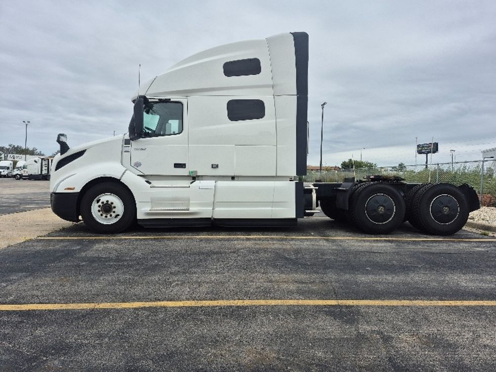 Sleeper Tractor-Heavy Duty Tractors-Volvo-2023-VNL64760-Chicago (Chicago Ridge)-IL-768,595\n\t\tmiles-$ 63,500 - Image 4