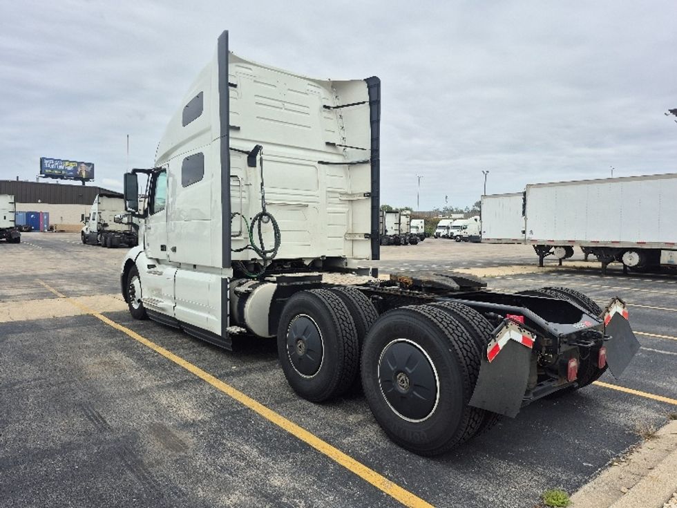 Sleeper Tractor-Heavy Duty Tractors-Volvo-2023-VNL64760-Chicago (Chicago Ridge)-IL-768,595\n\t\tmiles-$ 63,500 - Image 5