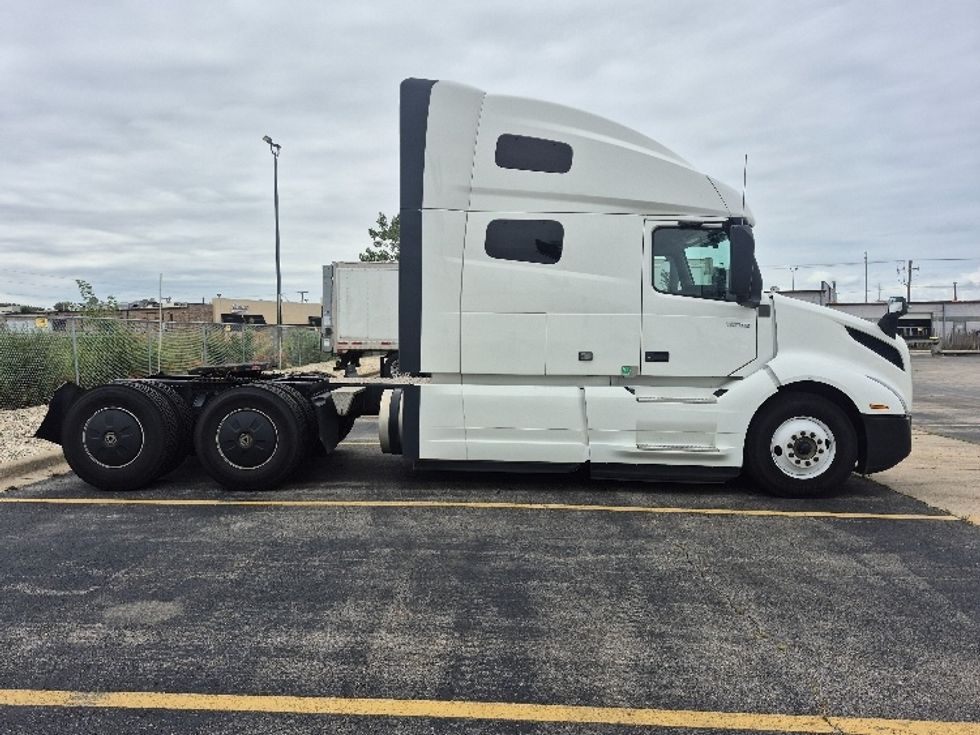 Sleeper Tractor-Heavy Duty Tractors-Volvo-2023-VNL64760-Chicago (Chicago Ridge)-IL-768,595\n\t\tmiles-$ 63,500 - Image 8