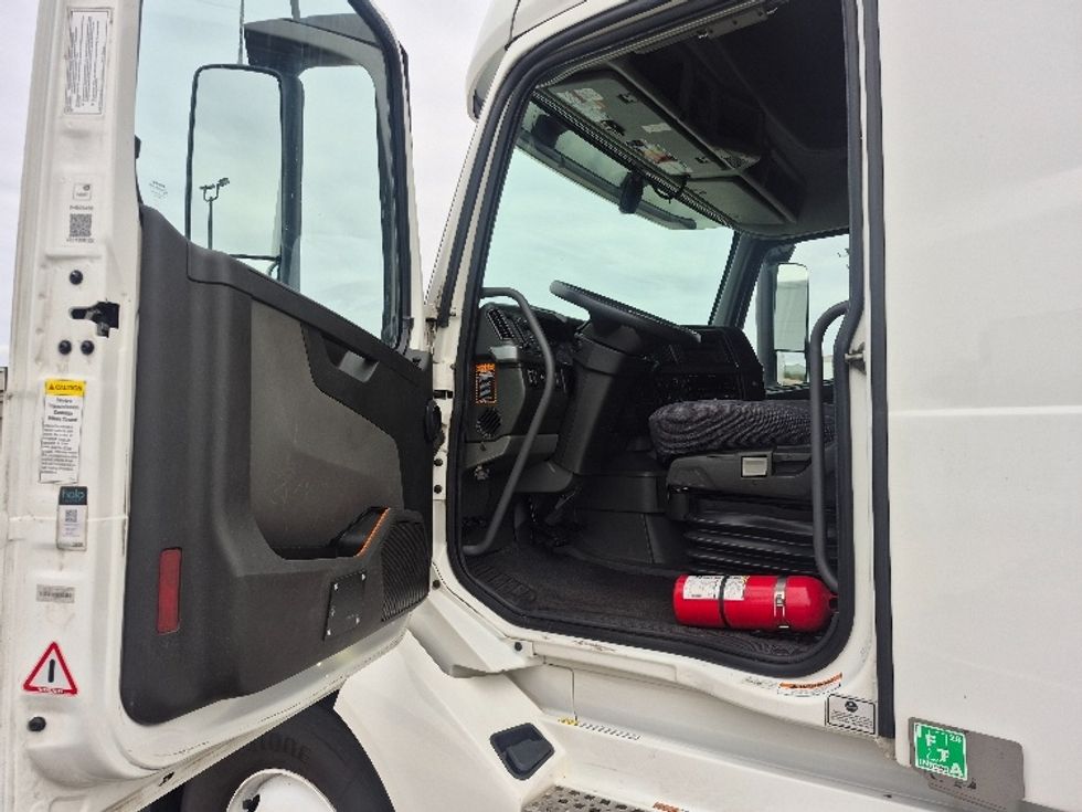 Sleeper Tractor-Heavy Duty Tractors-Volvo-2023-VNL64760-Chicago (Chicago Ridge)-IL-768,595\n\t\tmiles-$ 63,500 - Image 9