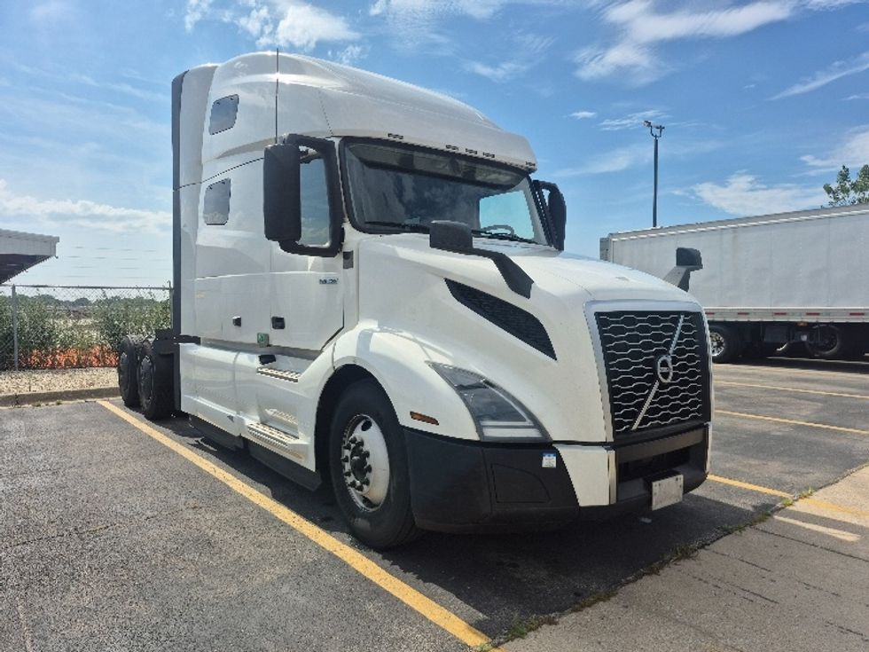 Sleeper Tractor-Heavy Duty Tractors-Volvo-2023-VNL64760-Chicago (Chicago Ridge)-IL-769,013\n\t\tmiles-$ 65,250 - Image 1