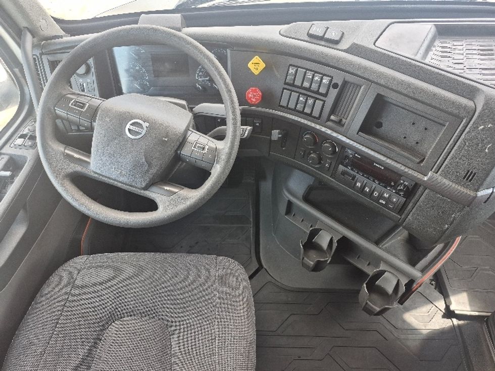 Sleeper Tractor-Heavy Duty Tractors-Volvo-2023-VNL64760-Chicago (Chicago Ridge)-IL-769,013\n\t\tmiles-$ 65,250 - Image 11