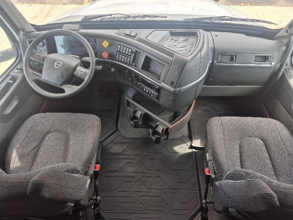 Sleeper Tractor-Heavy Duty Tractors-Volvo-2023-VNL64760-Chicago (Chicago Ridge)-IL-769,013\n\t\tmiles-$ 65,250 - Image 12