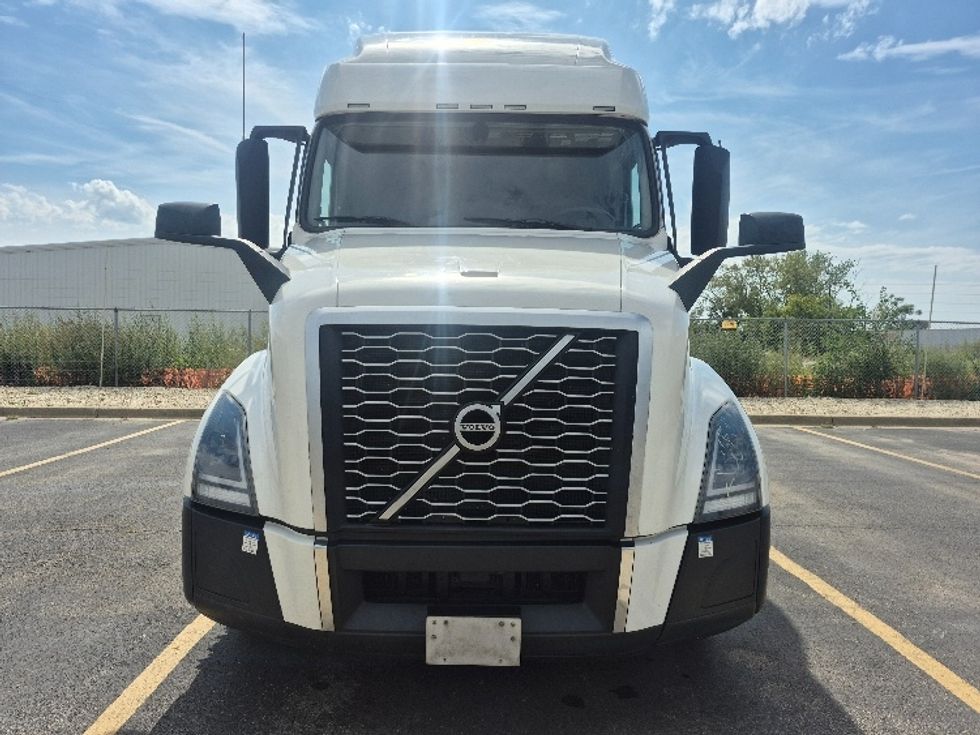 Sleeper Tractor-Heavy Duty Tractors-Volvo-2023-VNL64760-Chicago (Chicago Ridge)-IL-769,013\n\t\tmiles-$ 65,250 - Image 2